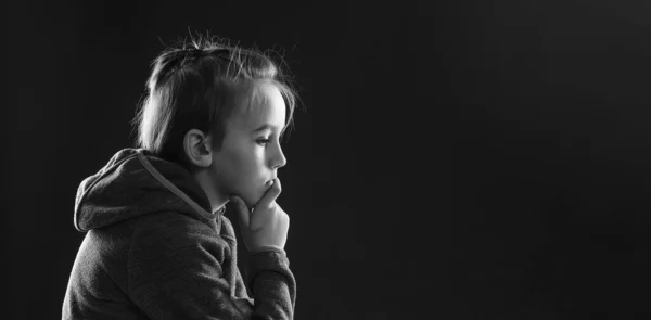 可怜的小男孩在想他的问题 怕孩子在黑暗中静静地坐着 小男孩焦虑不安 黑色背景下的紧张男孩 复制空间 暴胀和家庭观念 — 图库照片