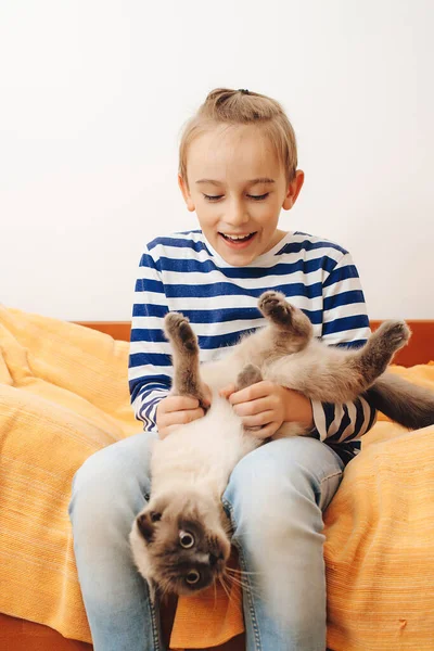 Rapaz Bonito Brinca Com Gato Casa Miúdo Feliz Abraçar Gato — Fotografia de Stock