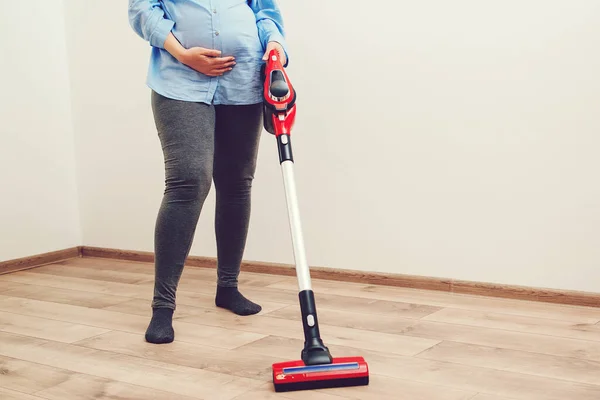 Young Pregnant Woman Enjoys Cleaning Her House Modern Easy Cleaning — Stok fotoğraf
