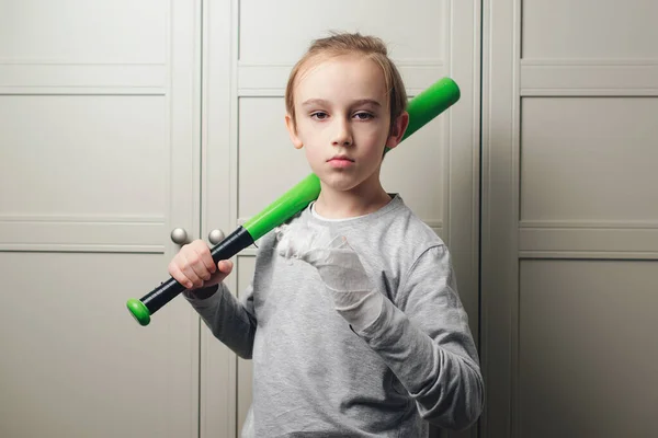 Trauriger Junge Mit Gebrochenem Arm Gips Und Baseballschläger Kind Mit — Stockfoto
