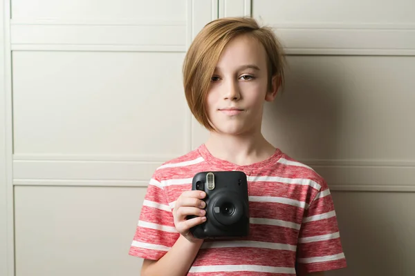 Rapaz Bonito Tirando Selfe Com Câmera Fotográfica Criança Elegante Sobre — Fotografia de Stock