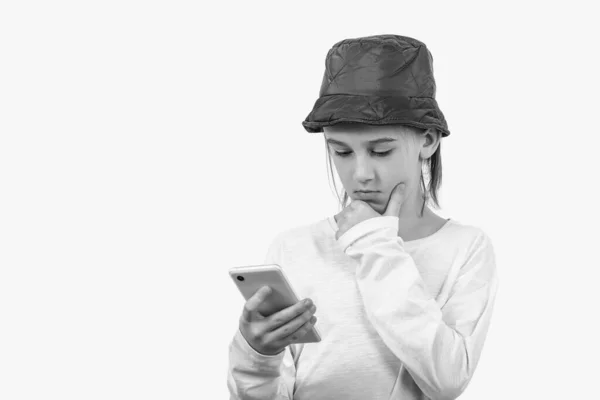 Netter Junge Mit Einem Smartphone Über Weißem Hintergrund Ein Aufgeweckter — Stockfoto