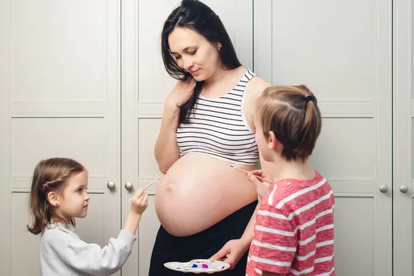 Šťastné Děti Malují Těhotné Břicho Své Matky Narození Dítěte Očekává — Stock fotografie