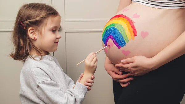 Sweet Little Daugter Painting Pregnant Belly Her Mother Baby Birth — 图库照片
