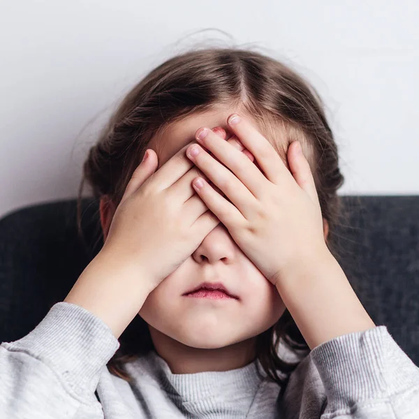 Kleines Mädchen Bedeckt Gesicht Mit Der Hand Traurig Beleidigtes Mädchen — Stockfoto