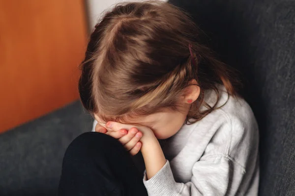 小女孩哭着躲在房间里在家中遭受家庭暴力时 儿童用手捂住头 童年时代 家庭暴力 — 图库照片