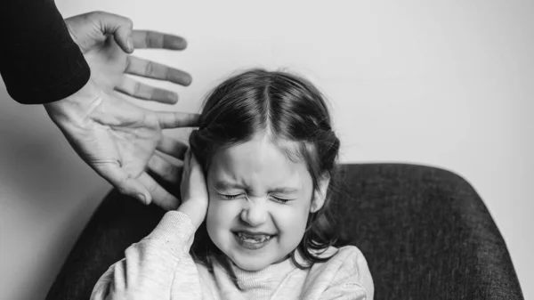 伤心的小女孩坐在家里的沙发上 虐待儿童 父亲对他的女儿大喊大叫暴力 家庭问题 — 图库照片