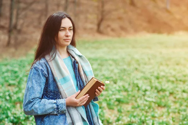 Jonge Vrouw Met Boek Onderweg Tijd Lezen Leesboek Concept Vrouw — Stockfoto