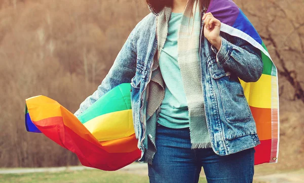 Aynı cinsiyet çiftleri için mutluluk, özgürlük ve aşk kavramı. Yaşam tarzı, insanlar ve aşk. Igbt lezbiyen kadın haklarını kutluyoruz. Doğada gökkuşağı bayrağını tutan kadın.