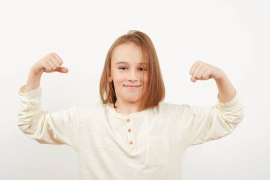 Başarılı bir çocuk başarıyı kutluyor ve kazanıyor. Çocuk mutlu, pozitif ve başarılı hissediyor, zaferi kutluyor. Elleri havada, mutlu genç çocuk kazandı..