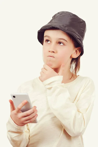 Beyaz Arka Planda Akıllı Telefon Kullanan Tatlı Çocuk Akıllı Çocuk — Stok fotoğraf