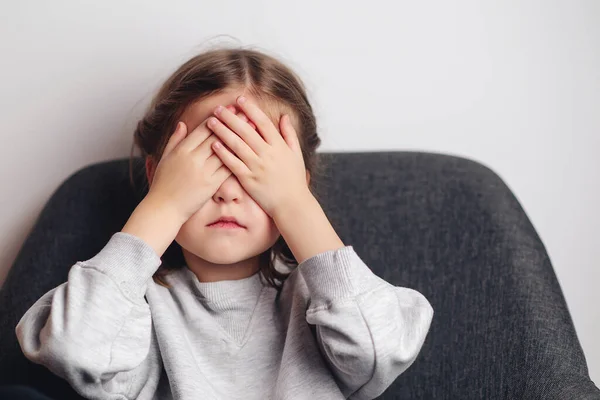 Kleines Mädchen Bedeckt Gesicht Mit Der Hand Traurig Beleidigtes Mädchen — Stockfoto