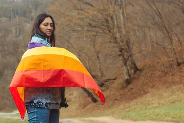 Mujer Sosteniendo Bandera Del Arco Iris Naturaleza Concepto Felicidad Libertad — Foto de Stock