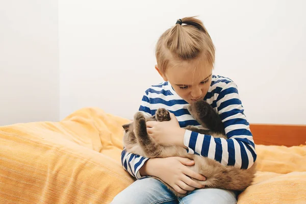 Lindo Chico Juega Con Gato Casa Niño Feliz Abrazando Gato —  Fotos de Stock