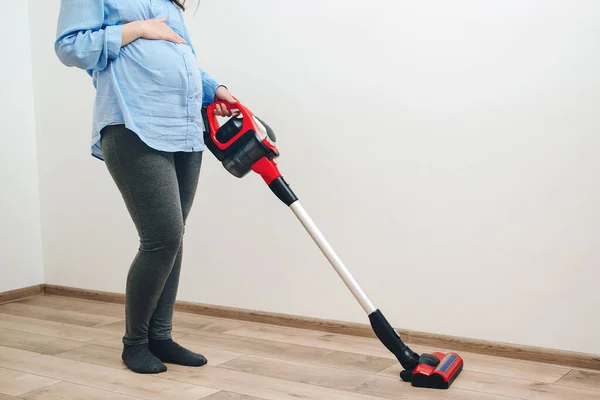 Easy Cleaning Wireless Vacuum Cleaner Pregnant Woman Cleaning Floor Handheld — Stock Photo, Image