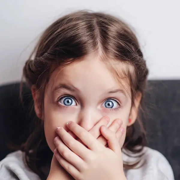 Kleines Mädchen Bedeckt Mund Mit Hand Traurig Beleidigtes Mädchen Das — Stockfoto