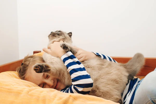 Милий Хлопчик Грає Кішкою Вдома Щаслива Дитина Обіймає Свого Кота — стокове фото