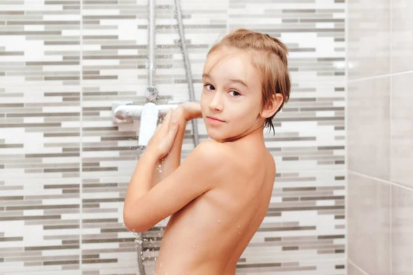 Söta Barn Tvättar Sig Duschen Glad Pojke Som Duschar Badrummet — Stockfoto