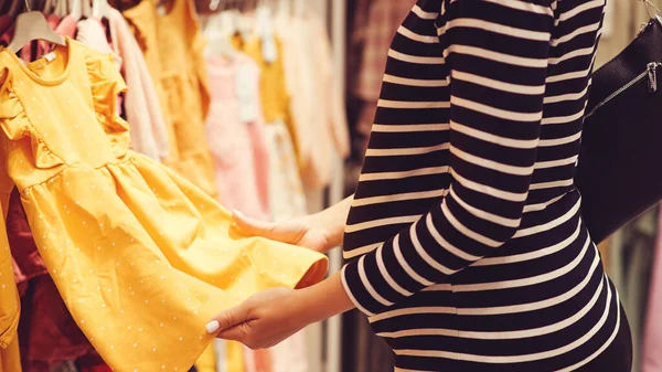 Zwangere Vrouw Kiezen Jurk Bodysuits Kledingwinkel Moeder Doet Boodschappen Babywinkel — Stockfoto