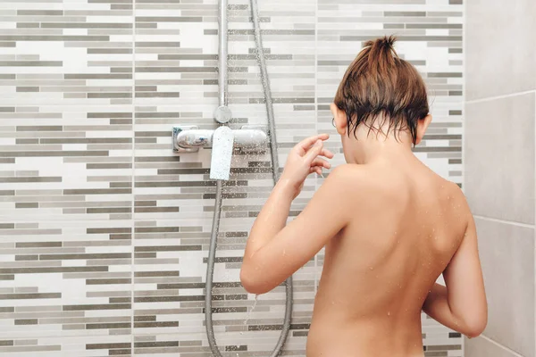 Çocuk Duşta Kendini Yıkıyor Sağlıklı Çocukluk Yaşam Tarzı Konsepti Mutlu — Stok fotoğraf