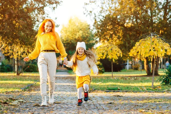 可爱的女孩和她的妈妈在散步时玩得很开心 生活方式 快乐的一家人在公园里享受秋天的天气 — 图库照片
