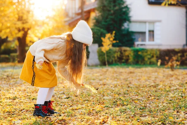 快乐的女孩玩秋天的叶子 快乐的孩子在秋天的后院散步 玩的开心 — 图库照片
