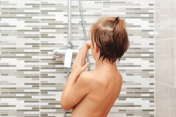 Αγόρι Πλένεται Στο Ντους Υγιής Παιδική Ηλικία Τρόπος Ζωής Ευτυχισμένο — Φωτογραφία Αρχείου