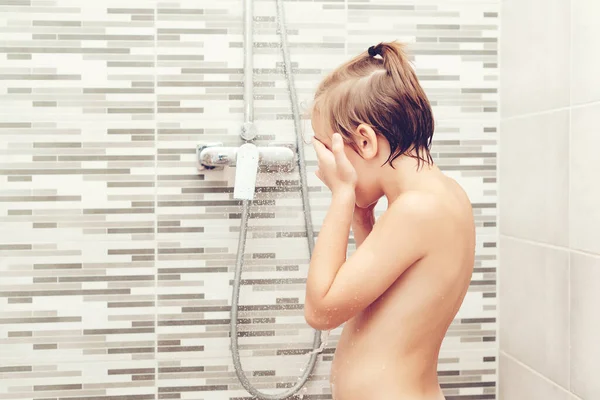 Nettes Kind Das Sich Unter Der Dusche Wäscht Glücklicher Junge — Stockfoto