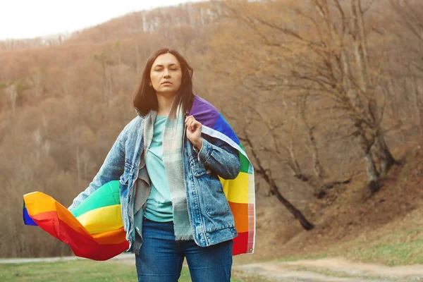 Mulher Segurando Bandeira Arco Íris Natureza Felicidade Liberdade Conceito Amor — Fotografia de Stock