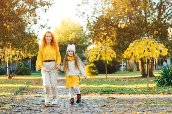 欢乐的一家人在公园里享受秋天的天气 可爱的女孩和她的妈妈在散步时玩得很开心 秋节假期 生活方式 — 图库照片