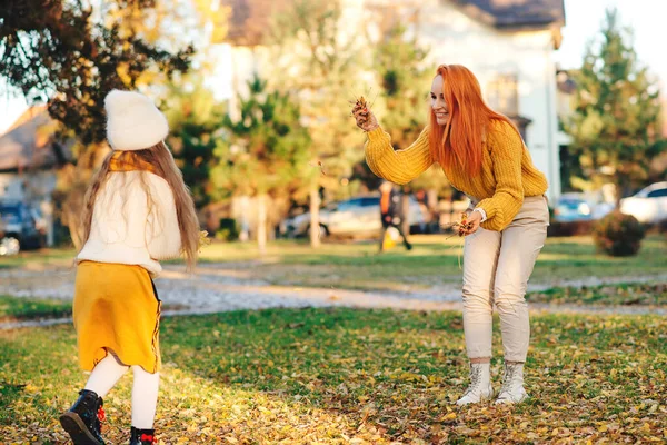 Mãe Criança Menina Jogando Folhas Parque Outono Família Feliz Desfrutando — Fotografia de Stock