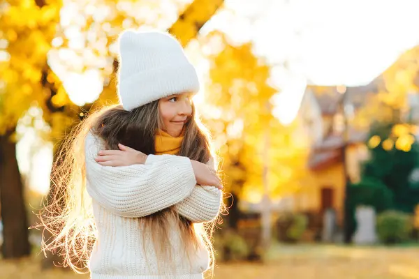 快乐的姑娘在秋天的公园里散步 可爱的孩子笑着在户外摆姿势 小女孩穿着暖和的针织毛衣 秋天的孩子时尚 生活方式 — 图库照片