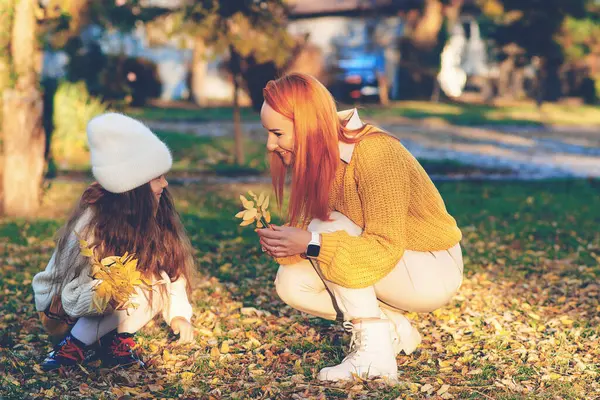妈妈和孩子们在玩秋天的树叶 全家欢欢喜喜 共度秋日 家庭秋日散步 生活方式 — 图库照片