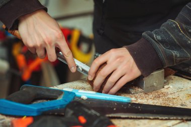 El sanatları atölyesinde çalışan genç bir marangoz. Projesini atölyede yapan yaratıcı öğrenci. Atölyedeki çocuk hindistan cevizli el sanatları yapıyor. Okul, geliştirme ve öğrenme kavramı.