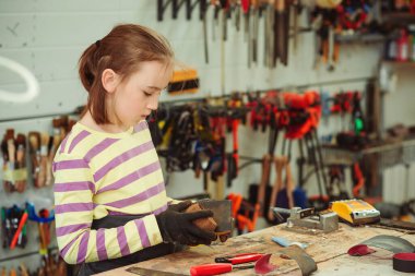 El sanatları atölyesinde çalışan genç bir marangoz. Projesini atölyede yapan yaratıcı öğrenci. Atölyedeki çocuk hindistan cevizli el sanatları yapıyor. Okul, geliştirme ve öğrenme kavramı.