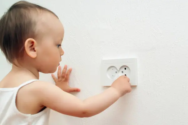 Kind Stak Vinger Het Stopcontact Baby Raakt Het Stopcontact Aan — Stockfoto