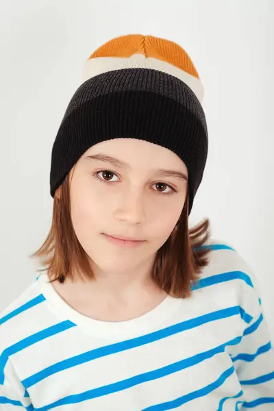 Netter Junge Mit Stylischer Wollmütze Kind Posiert Auf Weißem Hintergrund Stockfoto