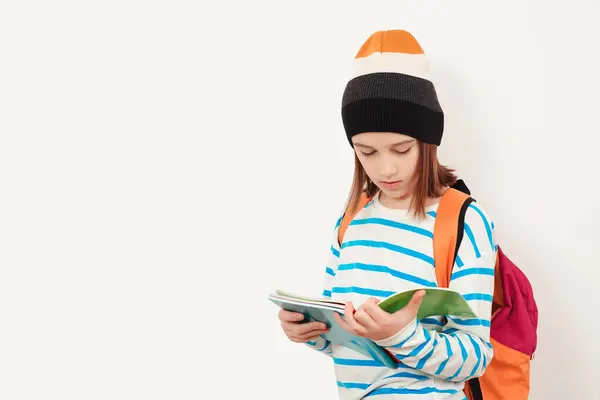 Zurück Zur Schule Junge Lässiger Kleidung Mit Büchern Zum Stopfen Stockbild