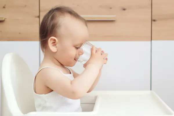 Süßes Kleines Mädchen Mit Glas Und Trinkwasser Glückliches Baby Babystuhl Stockbild