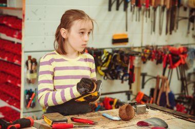 El sanatları atölyesinde çalışan genç bir marangoz. Projesini atölyede yapan yaratıcı öğrenci. Atölyedeki çocuk hindistan cevizli el sanatları yapıyor. Okul, geliştirme ve öğrenme kavramı.