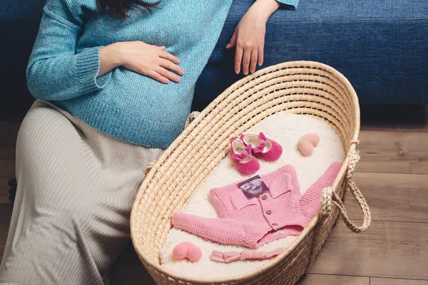 Ευτυχισμένη Μητέρα Που Απολαμβάνει Εγκυμοσύνη Ψάθινο Καλάθι Χαριτωμένα Μικροσκοπικά Νεογέννητα Εικόνα Αρχείου