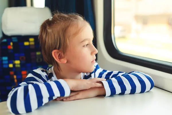 Słodkie Dziecko Wyglądające Przez Okno Pociągu Mały Chłopiec Podróżuje Pociągiem Obrazek Stockowy
