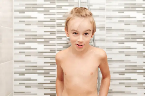 Aranyos Gyerek Fürdés Közben Boldog Fiú Zuhanyozik Fürdőszobában Egészséges Gyermekkor Stock Kép