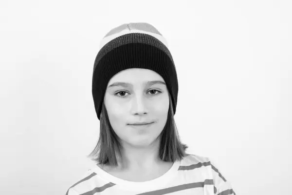 Χαριτωμένο Αγόρι Που Φοράει Κομψό Μάλλινο Καπέλο Παιδί Που Ποζάρει Εικόνα Αρχείου