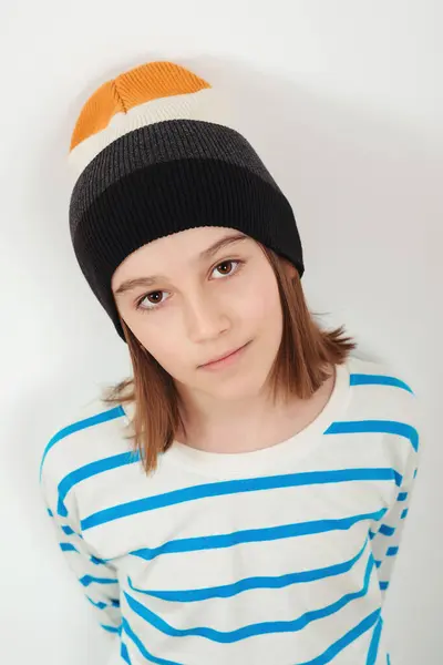 Χαριτωμένο Αγόρι Που Φοράει Κομψό Μάλλινο Καπέλο Παιδί Ποζάρει Λευκό Φωτογραφία Αρχείου