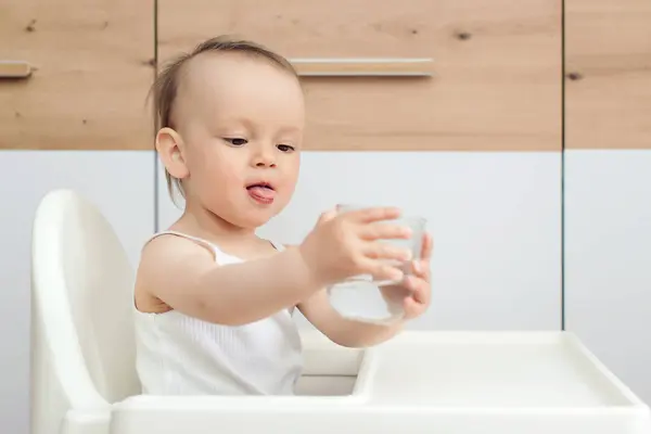 Γλυκό Κοριτσάκι Που Κρατάει Γυαλί Και Πίνει Νερό Ευτυχισμένο Μωρό Εικόνα Αρχείου