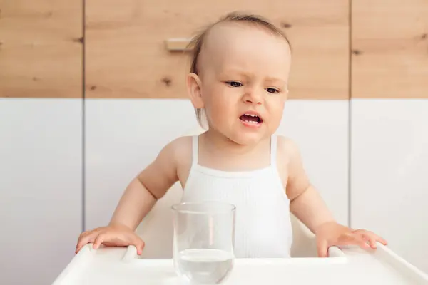 Несчастный Ребенок Сидит Детском Кресле Кухне Ребёнок Пьёт Воду Концепция Лицензионные Стоковые Фото