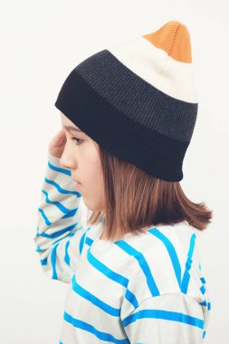 Beyaz arka planda düşünen ve yan bakan tatlı bir çocuk. Düşünceli, zeki bir öğrenci. Ciddi ifadeli bir öğrenci, çocuk gibi düşünüyor, karar veriyor. Yaşam tarzı ve insanlar