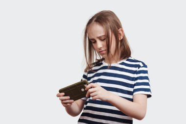 Cep telefonu olan bir öğrenci. Aleti olan mutsuz bir çocuk. Heyecanlı çocuk cep telefonuyla oyun oynuyor