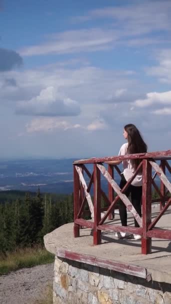 Contemplando Naturaleza Una Chica Una Caminata Por Montaña Saboreando Panorama — Vídeos de Stock